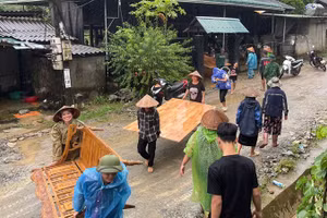 Người dân khu phố Chiên Pục, thị trấn Mường Lát di chuyển tài sản đến nơi an toàn.