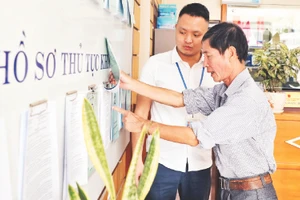 Bảng niêm yết thủ tục hành chính tại Ủy ban nhân dân xã Ninh Hiệp, huyện Gia Lâm tạo thuận lợi cho các tổ chức, cá nhân tiếp cận, tìm hiểu, thực hiện đúng quy định. 