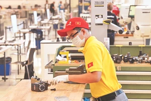 Nguyễn Thanh Tùng thực hiện bài thi nghề phay CNC tại Đức.