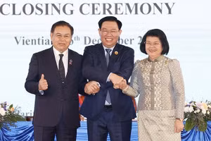 Chủ tịch Quốc hội Vương Đình Huệ, Chủ tịch Quốc hội Lào Saysomphone Phomvihane và Chủ tịch Quốc hội Vương quốc Campuchia Samdech Khuon Sudary tại lễ bế mạc. (Ảnh Doãn Tấn)