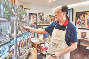 Họa sĩ Phạm Luận trong xưởng vẽ của mình.Ảnh: Trần Hải