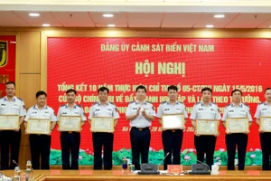 Trao tặng bằng khen cho các tập thể, cá nhân có thành tích xuất sắc trong việc thực hiện Chỉ thị số 05.