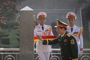 Đại tướng Phan Văn Giang, Ủy viên Bộ Chính trị, Phó Bí thư Quân ủy Trung ương, Bộ trưởng Quốc phòng tô son cột mốc 1116.
