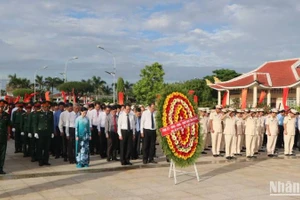 Các đại biểu tưởng niệm các Anh hùng liệt sĩ.