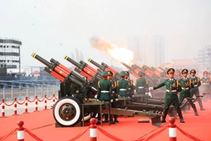 Video cận cảnh 21 loạt đại bác mừng đại lễ 30/4 