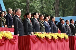 Các vị lãnh đạo Đảng và Nhà nước cùng các đại biểu quốc tế thực hiện nghi thức chào cờ.