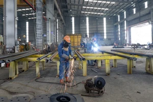 Gấp rút sản xuất cột thép để bàn giao trên công trường. (Ảnh: LÊ CHI)