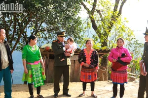 Hình ảnh công an xã chính quy xuống với người dân tại các bản đã trở nên thân thuộc, gần gũi.