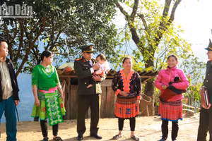 Hình ảnh công an xã chính quy xuống với người dân tại các bản đã trở nên thân thuộc, gần gũi.