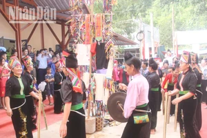 Phụ nữ dân tộc La Ha biểu diễn điệu múa truyền thống tại lễ hội Pang A của dân tộc mình. (Ảnh: Phan Thảo)