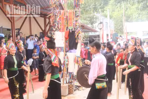 Phụ nữ dân tộc La Ha biểu diễn điệu múa truyền thống tại lễ hội Pang A của dân tộc mình. (Ảnh: Phan Thảo)