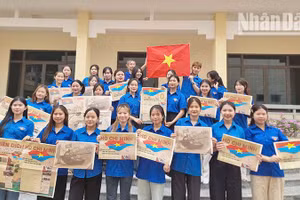 Phụ san đặc biệt của Báo Nhân Dân được dành tặng cho sinh viên các trường đại học, cao đẳng trên địa bàn tỉnh Sơn La.