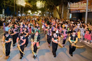 Vào đêm trước ngày Quốc khánh 2/9, tại khắp các tuyến đường khu trung tâm các huyện của tỉnh Sơn La đã diễn ra nhiều hoạt động đường phố với những màn trình diễn văn hóa, văn nghệ mang đậm bản sắc các dân tộc Tây Bắc.