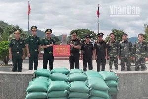 Đồn Biên phòng Phiêng Pằn chuyển trao 2 tấn gạo nếp cho Đại đội Biên phòng 213.