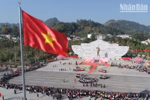 Vòng xòe đoàn kết dâng Bác và mừng Đảng quang vinh.