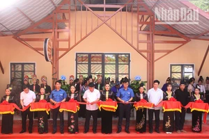 Cắt băng khánh thành Nhà văn hóa cộng đồng cho đồng bào dân tộc La Ha tại bản Hiên, xã Liệp Tè, huyện Thuận Châu. (Ảnh: Quốc Tuấn)