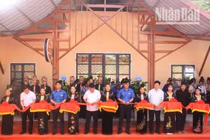 Cắt băng khánh thành Nhà văn hóa cộng đồng cho đồng bào dân tộc La Ha tại bản Hiên, xã Liệp Tè, huyện Thuận Châu. (Ảnh: Quốc Tuấn)