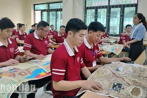 Phụ san đặc biệt của Báo Nhân Dân với chủ đề kỷ niệm 50 năm Ngày giải phóng miền Nam, thống nhất đất nước được đưa vào giờ học tiếng Việt của cán bộ Lào tại Trường cao đẳng Sơn La.