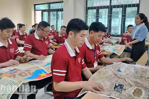 Phụ san đặc biệt của Báo Nhân Dân với chủ đề kỷ niệm 50 năm Ngày giải phóng miền Nam, thống nhất đất nước được đưa vào giờ học tiếng Việt của cán bộ Lào tại Trường cao đẳng Sơn La.