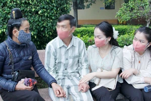 Ngay từ sáng sớm, gia đình và người thân của các phạm nhân được đặc xá đã có mặt để chứng kiến khoảnh khắc xúc động này.