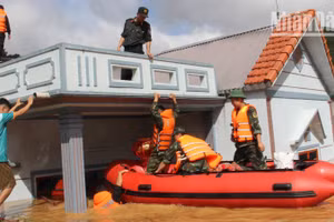 Thành phố Sơn La đã huy động các lực lượng hỗ trợ, di chuyển tài sản và người dân xã Chiềng An ra khỏi khu vực ngập úng.