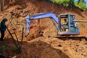 Huyện Bắc Yên chỉ đạo các lực lượng hỗ trợ, khắc phục sạt lở tại khu vực bản Ọ, xã Tạ Khoa, huyện Bắc Yên. (Ảnh: Người dân cung cấp)