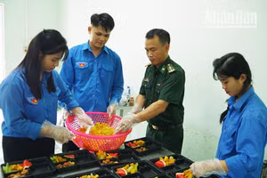 Các lực lượng nấu ăn trưa hỗ trợ thí sinh tại Đồn Biên phòng Cửa khẩu Chiềng Khương, huyện biên giới Sông Mã.