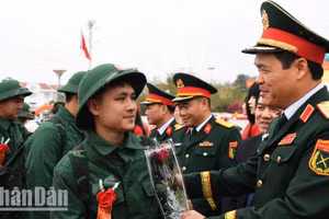 Thượng tướng Vũ Hải Sản, Thứ trưởng Quốc phòng tặng hoa và quà cho các tân binh tại thị xã Mộc Châu.