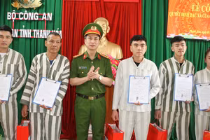 Lãnh đạo Công an tỉnh Thanh Hóa trao quyết định đặc xá cho các phạm nhân đủ điều kiện.