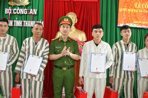 Lãnh đạo Công an tỉnh Thanh Hóa trao quyết định đặc xá cho các phạm nhân đủ điều kiện.