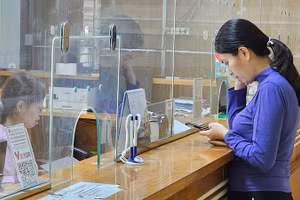 Người dân làm thủ tục đăng ký khám, chữa bệnh tại cơ sở y tế công lập.