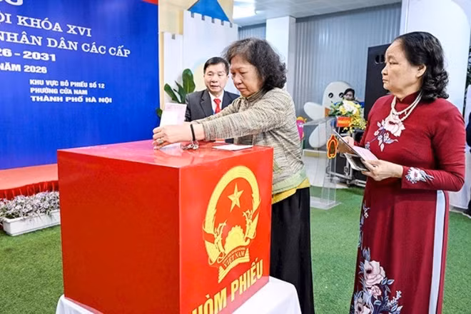 Cử tri bỏ phiếu tại khu vực bỏ phiếu số 12, phường Cửa Nam, thành phố Hà Nội.