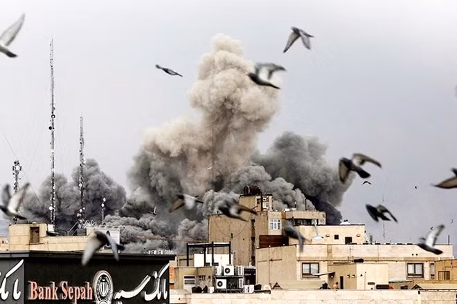 Khói bốc lên sau cuộc tấn công của Mỹ và Israel tại Tehran (Iran) ngày 2/3. Ảnh | Reuters