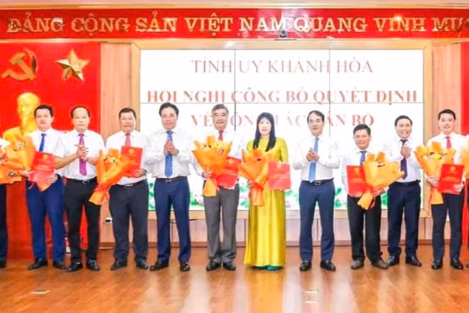 Lãnh đạo Tỉnh ủy tặng hoa chúc mừng các đồng chí được điều động, bổ nhiệm.