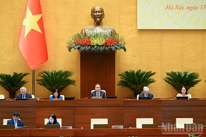 Chủ tịch Quốc hội Trần Thanh Mẫn, Chủ tịch Hội đồng Bầu cử quốc gia và các Phó Chủ tịch Hội đồng Bầu cử quốc gia chủ trì hội nghị. (Ảnh: DUY LINH)