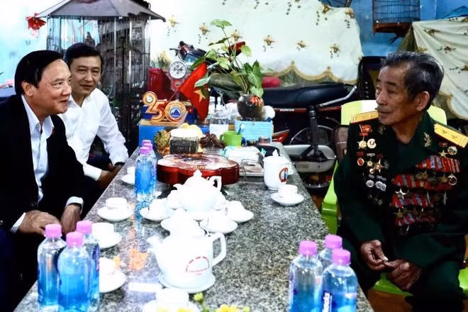 Phó Chủ tịch Quốc hội Nguyễn Khắc Định thăm hỏi, động viên Anh hùng Lực lượng vũ trang nhân dân Nguyễn Đức Quân, tỉnh Khánh Hòa.
