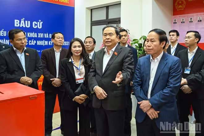 Chủ tịch Quốc hội Trần Thanh Mẫn, Chủ tịch Hội đồng Bầu cử Quốc gia kiểm tra công tác bầu cử tại phường Hải An, thành phố Hải Phòng. (Ảnh: DUY LINH) 
