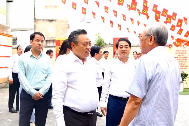 Đồng chí Trần Sỹ Thanh cùng đoàn công tác kiểm tra thực tế tại đơn vị bầu cử số 2, điểm bầu cử số 12, phường Nha Trang.