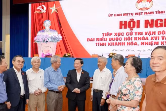 Đồng chí Nguyễn Khắc Định trao đổi với cử tri về các vấn đề cử tri quan tâm.