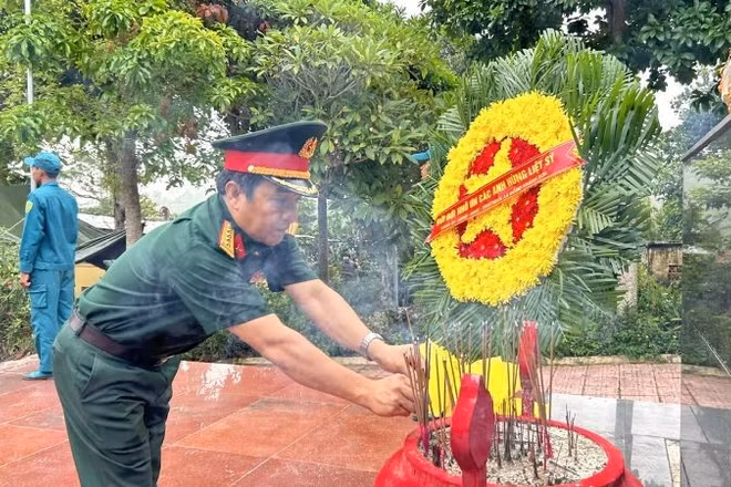 Đoàn công tác dâng hoa, dâng hương tại Nghĩa trang liệt sĩ xã Đông Khánh Sơn (tỉnh Khánh Hòa).