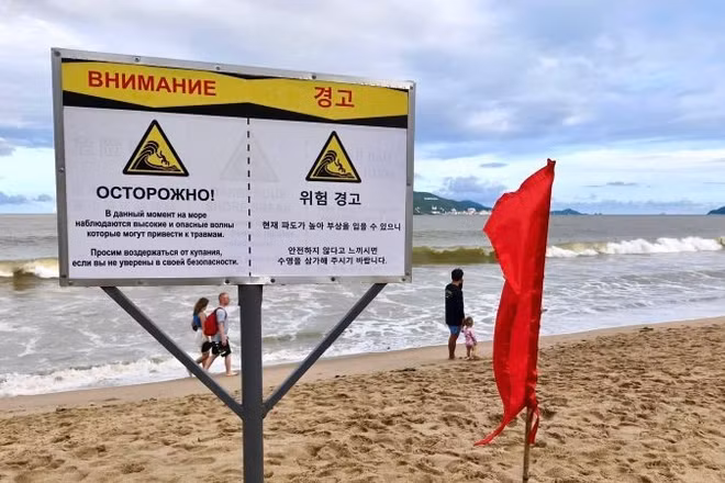 Chính quyền cắm biển cảnh báo bằng tiếng nước ngoài khuyến cáo người dân và du khách nâng cao cảnh giác, tránh xảy ra tai nạn đáng tiếc tại bãi biển Nha Trang.