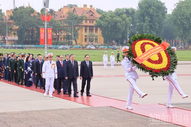 Đoàn đại biểu lãnh đạo, nguyên lãnh đạo Đảng, Nhà nước do Tổng Bí thư, Chủ tịch nước Tô Lâm dẫn đầu đến đặt vòng hoa và vào Lăng viếng Chủ tịch Hồ Chí Minh.