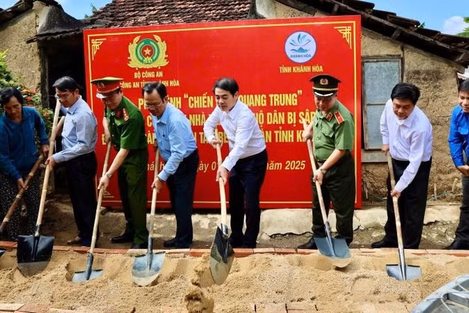 Thừa lệnh của Bộ trưởng Công an, Công an tỉnh Khánh Hòa đã tổ chức lễ khởi công xây dựng 8 căn nhà kiên cố cho các hộ gia đình bị thiệt hại nặng nề do mưa lũ lịch sử vừa qua.