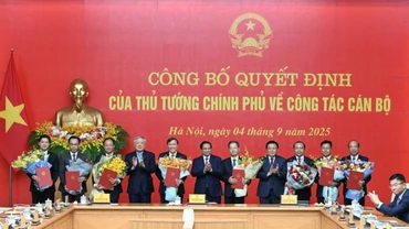 Thủ tướng Chính phủ Phạm Minh Chính, Phó Thủ tướng Thường trực Chính phủ Nguyễn Hoà Bình chúc mừng các đồng chí được bổ nhiệm (Ảnh: Trần Hải). 