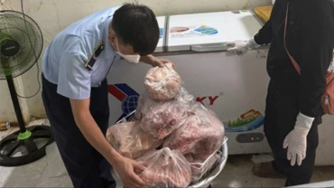  Lực lượng Quản lý thị trường kiểm tra thực phẩm đông lạnh.