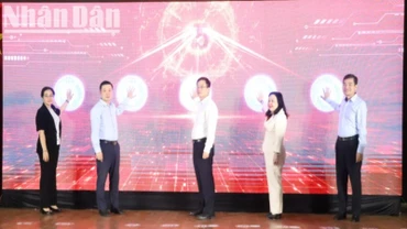 Lãnh đạo tỉnh Đắk Lắk ấn nút khởi động bốn nền tảng số phục vụ chính quyền địa phương 2 cấp.