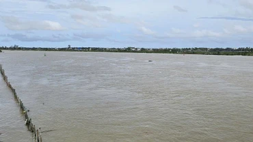 Hạ lưu sông Yên ở tỉnh Thanh Hóa sau bão số 5.