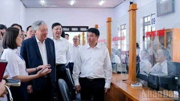 Phó Thủ tướng Nguyễn Hòa Bình cùng lãnh đạo tỉnh Lâm Đồng thực tế hoạt động tại Trung tâm Phục vụ hành chính công xã Đức Trọng, ngày 30/6/2025. (Ảnh VĂN BẢO)