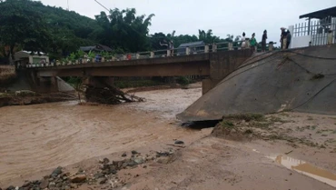 Mưa kéo dài gây lũ lớn kéo về trong đêm tại các xã của huyện Sông Mã cũ đã gây thiệt hại nhiều về hoa màu, nhà cửa của người dân. (Ảnh: THU QUỲNH)