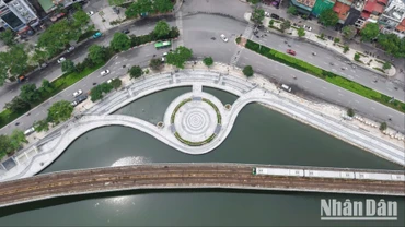 Sân khấu nổi với khán đài trong dự án cải tạo hồ Hoàng Cầu đã hoàn thiện nhiều hạng mục quan trọng, khu vực này sẽ là không gian tổ chức sự kiện ngoài trời quy mô lớn.